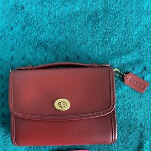 Kip Turnlock Cross Body